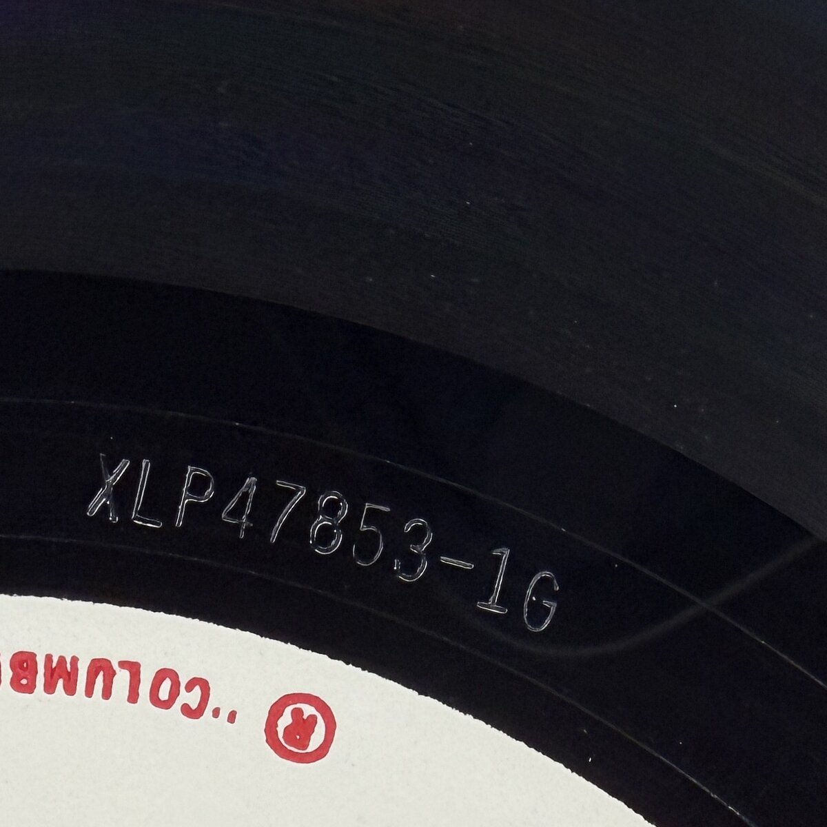 Columbia CL 1397 런아웃에 새겨진 XLP 47853-1G 각인 클로즈업