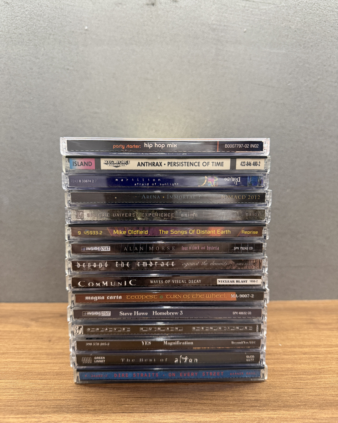 회현 매장에 입고된 록 CD 묶음