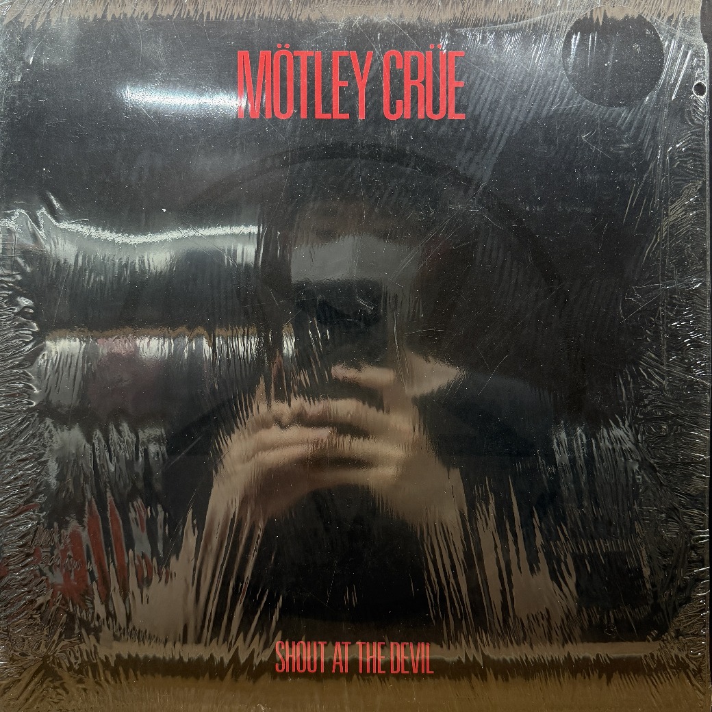 Mötley Crüe 〈Shout At The Devil〉 자켓