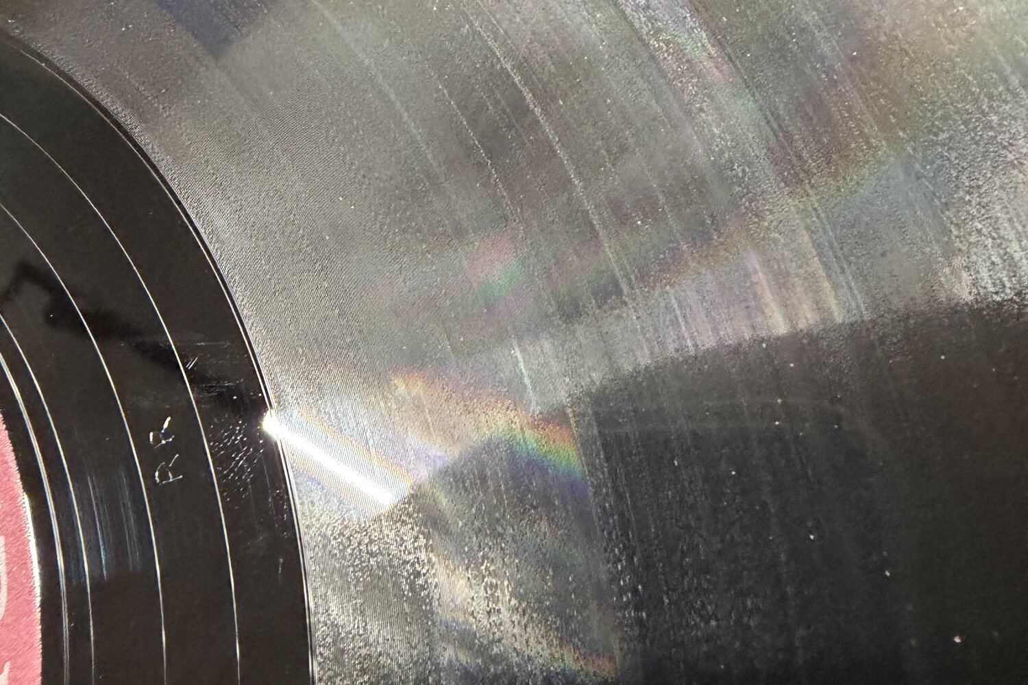 LP 소리골(그루브) 사선광 클로즈업 — PVC 음골