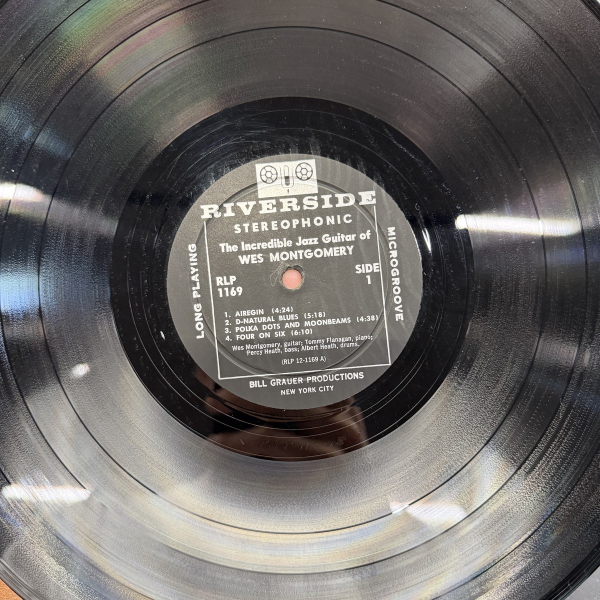 Riverside RLP 1169 런아웃에 새겨진 RLP-12-1169 각인 클로즈업