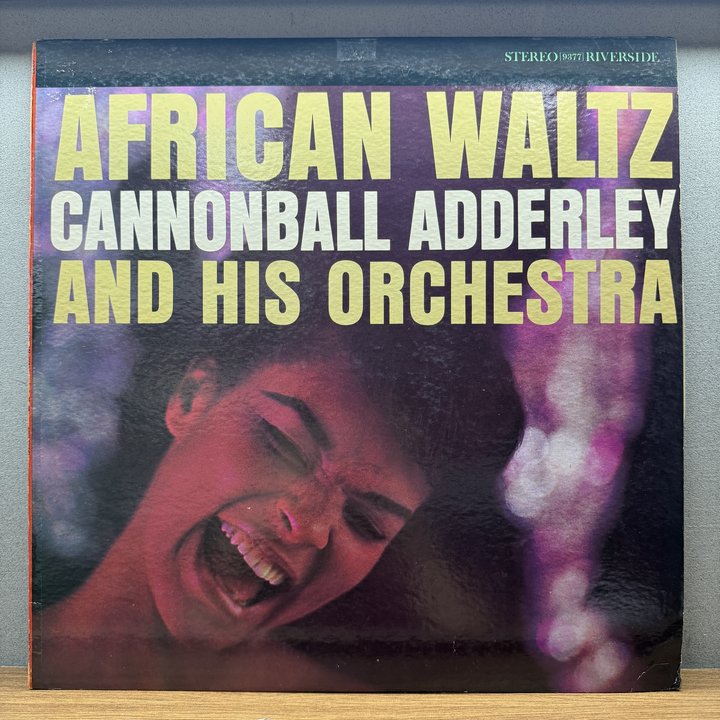 Cannonball Adderley And His Orchestra 〈African Waltz〉 자켓
