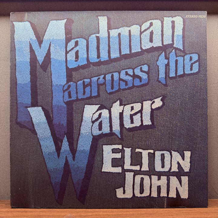 Elton John 〈Madman Across The Water〉 자켓